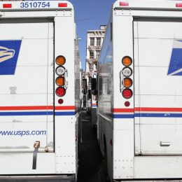 两个USPS的邮件运货车的后门