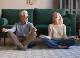 成熟的情侣开心快乐,在家练习瑜伽在一起,笑的灰色头发的男人和女人坐在莲花在客厅地板上,呼吸,放松,健康的生活方式的概念乐动全体育怎么弄劵