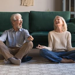 成熟的情侣开心快乐,在家练习瑜伽在一起,笑的灰色头发的男人和女人坐在莲花在客厅地板上,呼吸,放松,健康的生活方式的概念乐动全体育怎么弄劵